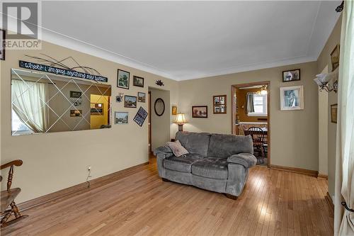 1124 Fourth Street E, Cornwall, ON - Indoor Photo Showing Living Room