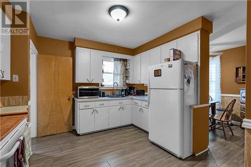 1124 Fourth Street E, Cornwall, ON - Indoor Photo Showing Kitchen