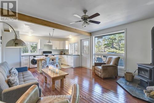 794 Highway 518, Seguin, ON - Indoor Photo Showing Living Room