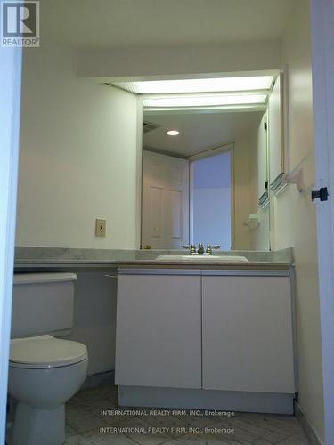 1310 - 5 Concorde Place, Toronto, ON - Indoor Photo Showing Bathroom