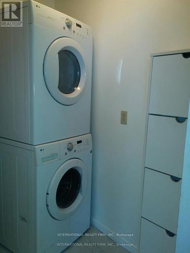 1310 - 5 Concorde Place, Toronto, ON - Indoor Photo Showing Laundry Room