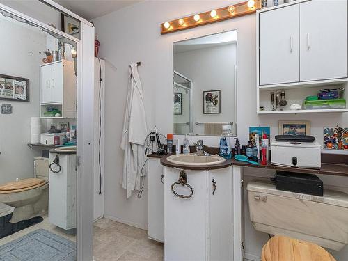 2524 Wentwich Rd, Langford, BC - Indoor Photo Showing Bathroom