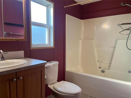 143 Glendale Bay, Brandon, MB - Indoor Photo Showing Bathroom