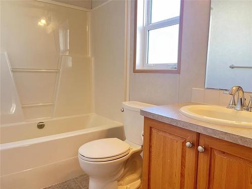 143 Glendale Bay, Brandon, MB - Indoor Photo Showing Bathroom