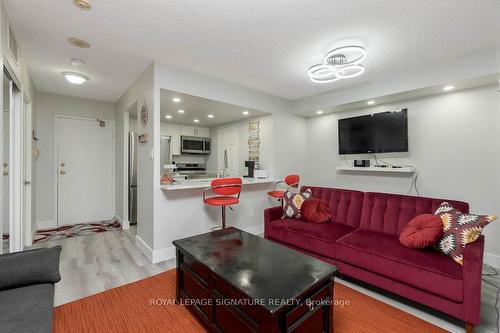 406-265 Enfield Pl, Mississauga, ON - Indoor Photo Showing Living Room