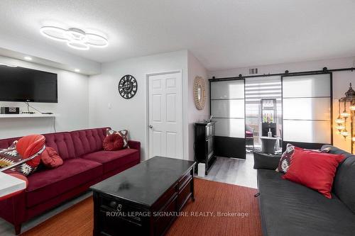 406-265 Enfield Pl, Mississauga, ON - Indoor Photo Showing Living Room