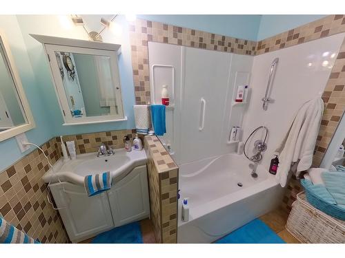 3635 Phillips Rd, Creston, BC - Indoor Photo Showing Bathroom