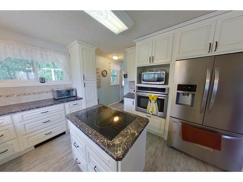 3635 Phillips Rd, Creston, BC - Indoor Photo Showing Kitchen