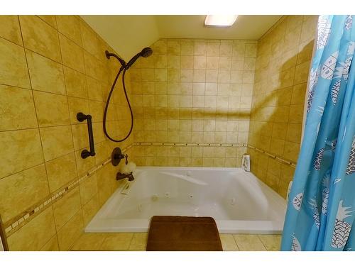 3635 Phillips Rd, Creston, BC - Indoor Photo Showing Bathroom
