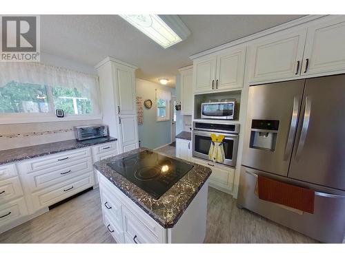 3635 Phillips Road, Creston, BC - Indoor Photo Showing Kitchen