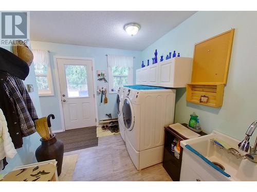 3635 Phillips Road, Creston, BC - Indoor Photo Showing Laundry Room