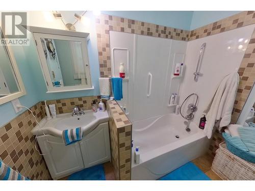 3635 Phillips Road, Creston, BC - Indoor Photo Showing Bathroom