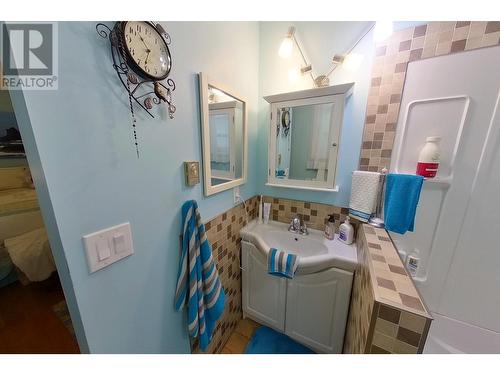 3635 Phillips Road, Creston, BC - Indoor Photo Showing Bathroom