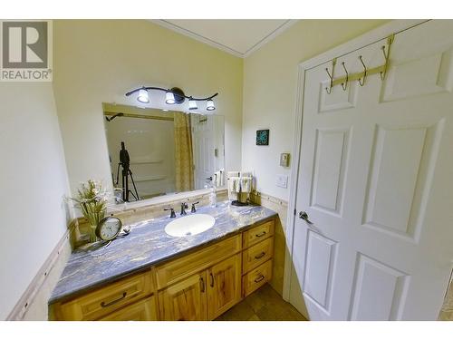 3635 Phillips Road, Creston, BC - Indoor Photo Showing Bathroom