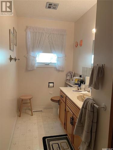 305 Railway Avenue, Midale, SK - Indoor Photo Showing Bathroom