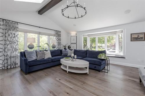 357 Cardinal Avenue, Burlington, ON - Indoor Photo Showing Living Room