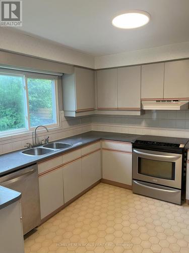 332 Salisbury Lane, Newmarket, ON - Indoor Photo Showing Kitchen With Double Sink