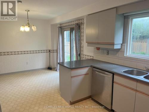 332 Salisbury Lane, Newmarket, ON - Indoor Photo Showing Kitchen With Double Sink