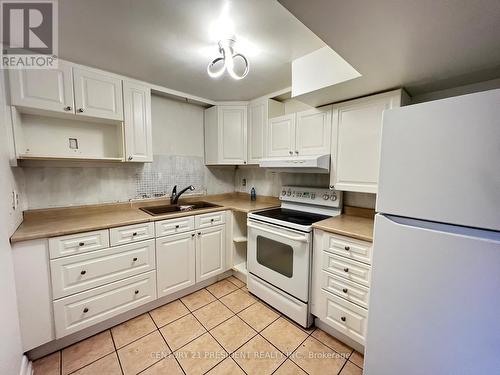 1511 Swanage Crescent, Mississauga, ON - Indoor Photo Showing Kitchen