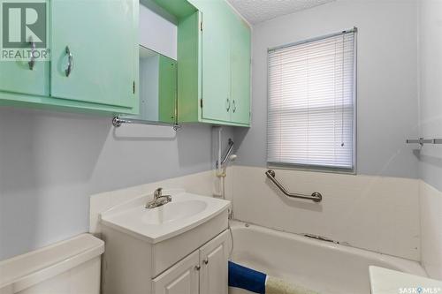 1516 G Avenue N, Saskatoon, SK - Indoor Photo Showing Bathroom