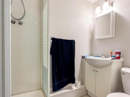 2033 Ardwell Ave, Sidney, BC - Indoor Photo Showing Bathroom