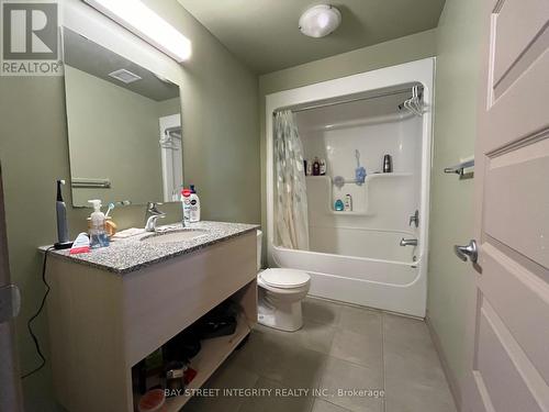801 - 8 Hickory Street W, Waterloo, ON - Indoor Photo Showing Bathroom