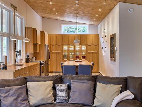 Cuisine - 34 Ch. Lac-Léon, Saint-Donat, QC - Indoor Photo Showing Living Room