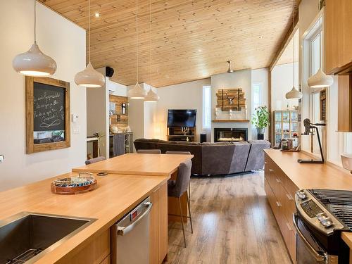 Cuisine - 34 Ch. Lac-Léon, Saint-Donat, QC - Indoor Photo Showing Kitchen