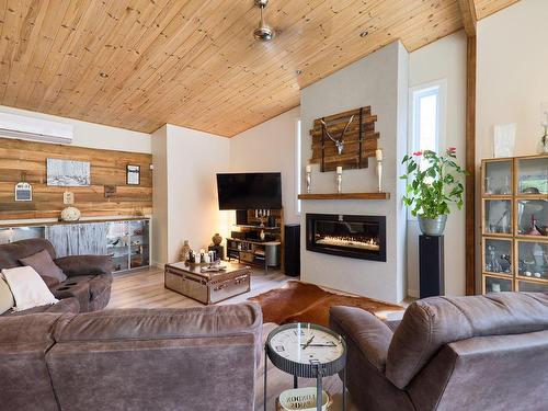 Salon - 34 Ch. Lac-Léon, Saint-Donat, QC - Indoor Photo Showing Living Room With Fireplace