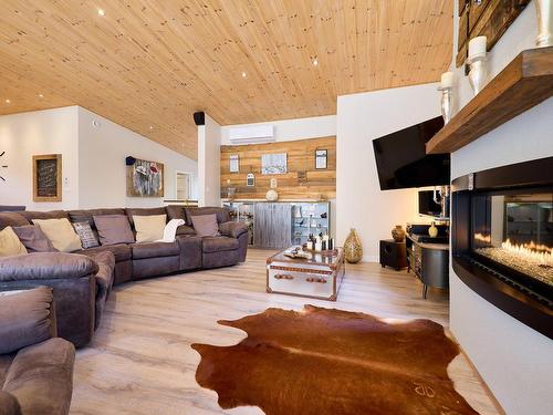 Salon - 34 Ch. Lac-Léon, Saint-Donat, QC - Indoor Photo Showing Living Room With Fireplace