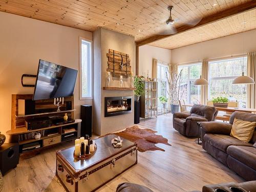 Salon - 34 Ch. Lac-Léon, Saint-Donat, QC - Indoor Photo Showing Living Room With Fireplace