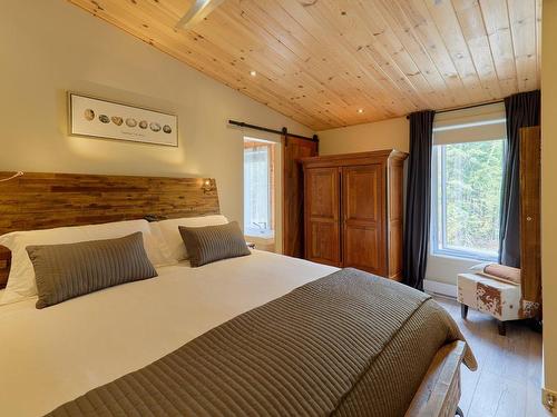 Chambre Ã  coucher principale - 34 Ch. Lac-Léon, Saint-Donat, QC - Indoor Photo Showing Bedroom