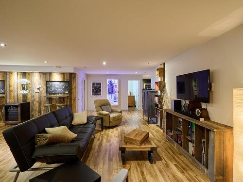 Salle familiale - 34 Ch. Lac-Léon, Saint-Donat, QC - Indoor Photo Showing Living Room