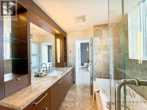 800 9 Smithe Mews, Vancouver, BC - Indoor Photo Showing Bathroom