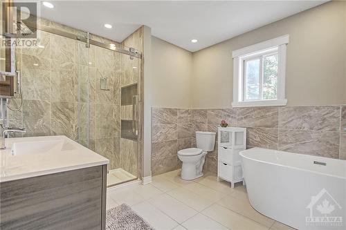 Main Bathroom 2nd Floor - 476 Bayview Drive, Ottawa, ON - Indoor Photo Showing Bathroom