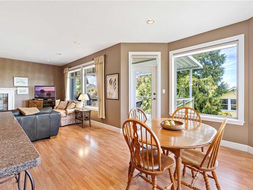2240 Leighton Rd, Nanaimo, BC - Indoor With Fireplace