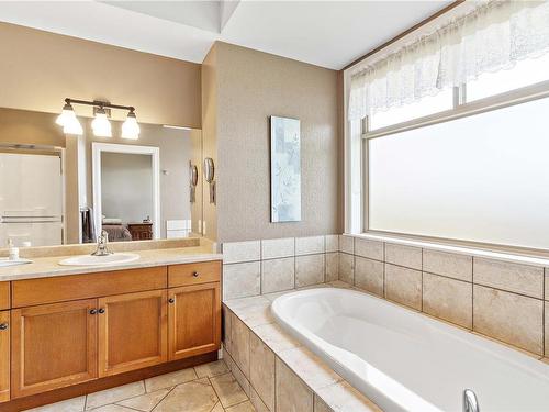 2240 Leighton Rd, Nanaimo, BC - Indoor Photo Showing Bathroom