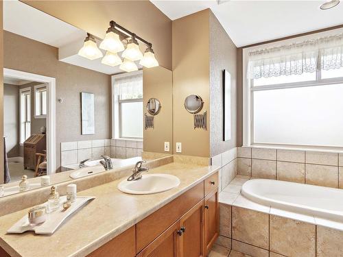 2240 Leighton Rd, Nanaimo, BC - Indoor Photo Showing Bathroom