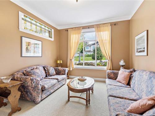 2240 Leighton Rd, Nanaimo, BC - Indoor Photo Showing Living Room