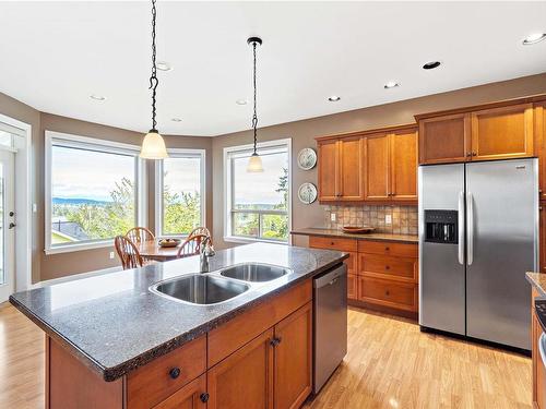 2240 Leighton Rd, Nanaimo, BC - Indoor Photo Showing Kitchen With Double Sink