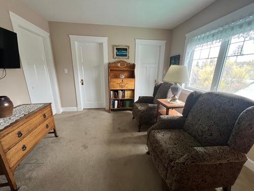 232 14Th Avenue S, Cranbrook, BC - Indoor Photo Showing Living Room