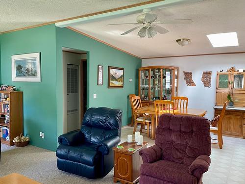 16 - 1500 Neimi Road, Christina Lake, BC - Indoor Photo Showing Living Room