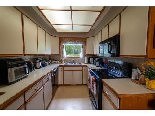216 21St Avenue N, Creston, BC - Indoor Photo Showing Kitchen With Double Sink