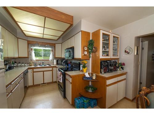 216 21St Avenue N, Creston, BC - Indoor Photo Showing Kitchen With Double Sink