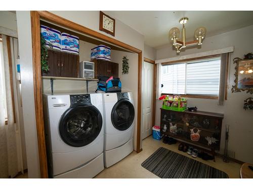 216 21St Avenue N, Creston, BC - Indoor Photo Showing Laundry Room