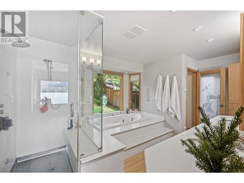 661 Lakeview  Road, Windermere, BC - Indoor Photo Showing Bathroom