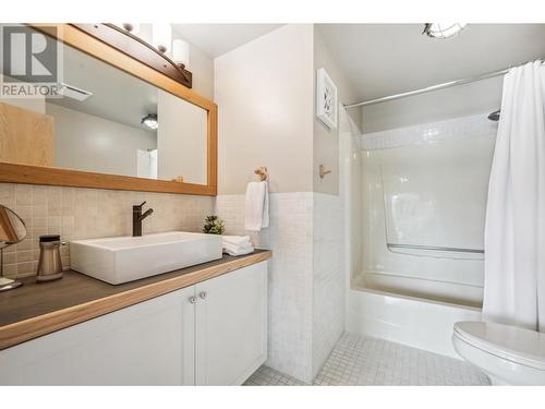 661 Lakeview  Road, Windermere, BC - Indoor Photo Showing Bathroom