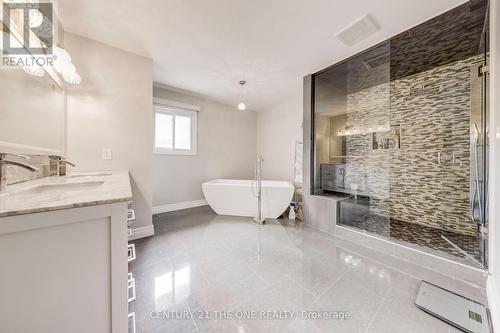 21 Larratt Lane, Richmond Hill, ON - Indoor Photo Showing Bathroom