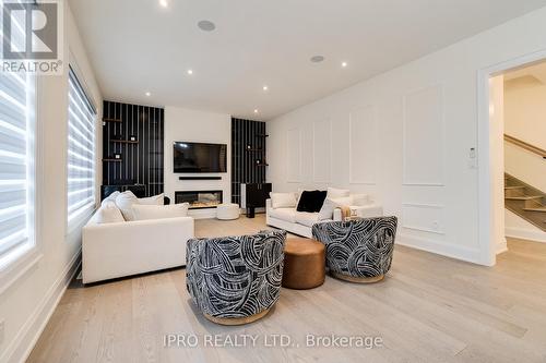 1261 Queens Plate Road, Oakville, ON - Indoor Photo Showing Living Room