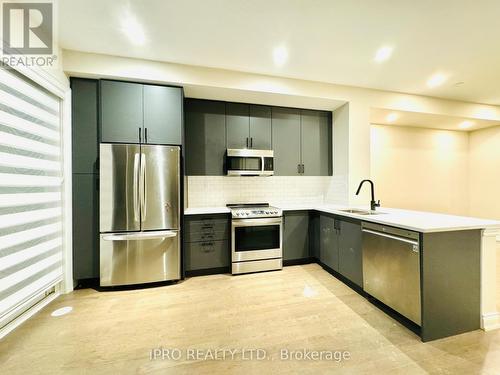 36 - 26 Lunar Crescent, Mississauga, ON - Indoor Photo Showing Kitchen With Upgraded Kitchen